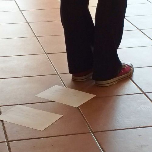 Füße stehen auf Blatt Papier