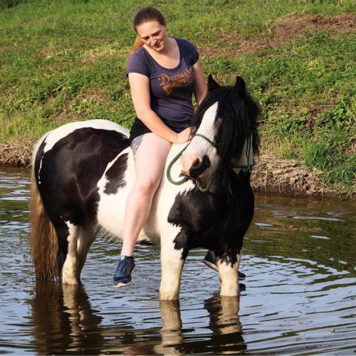 Frau auf Pferd im Wasser