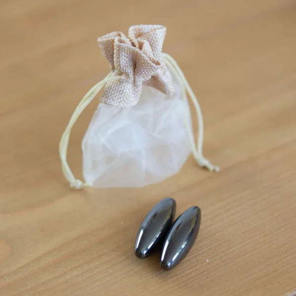 Ein Paar Hämatitsteine mit Geschenkbeutel