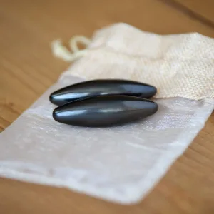 Ein Paar Hämatitsteine auf Geschenkbeutel