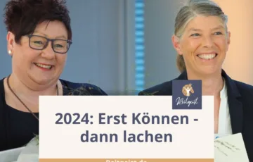 Zwei Frauen lächeln in die Kamera.
