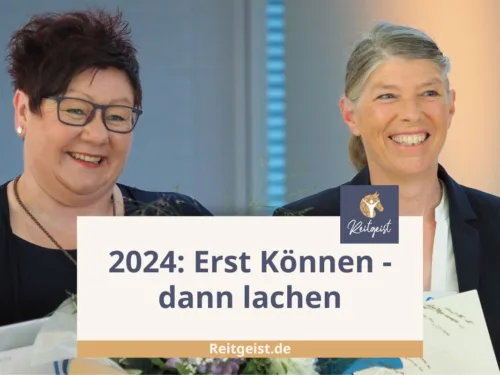 Zwei Frauen lächeln in die Kamera.