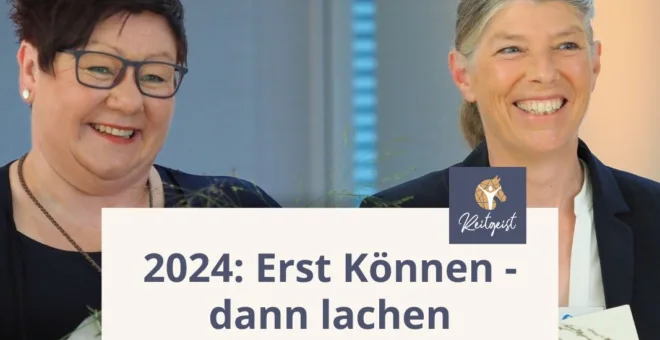 Zwei Frauen lächeln in die Kamera.