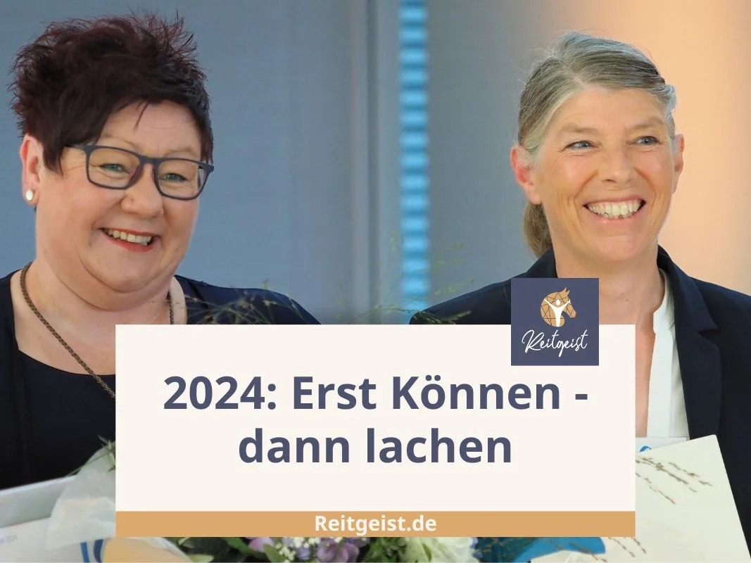 Zwei Frauen lächeln in die Kamera.