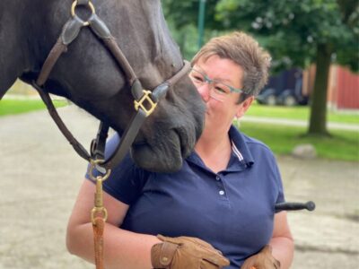 Denise Beckmann mit Kaltblutstute Jette