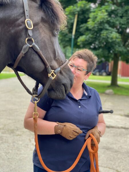 Denise Beckmann mit Kaltblutstute Jette
