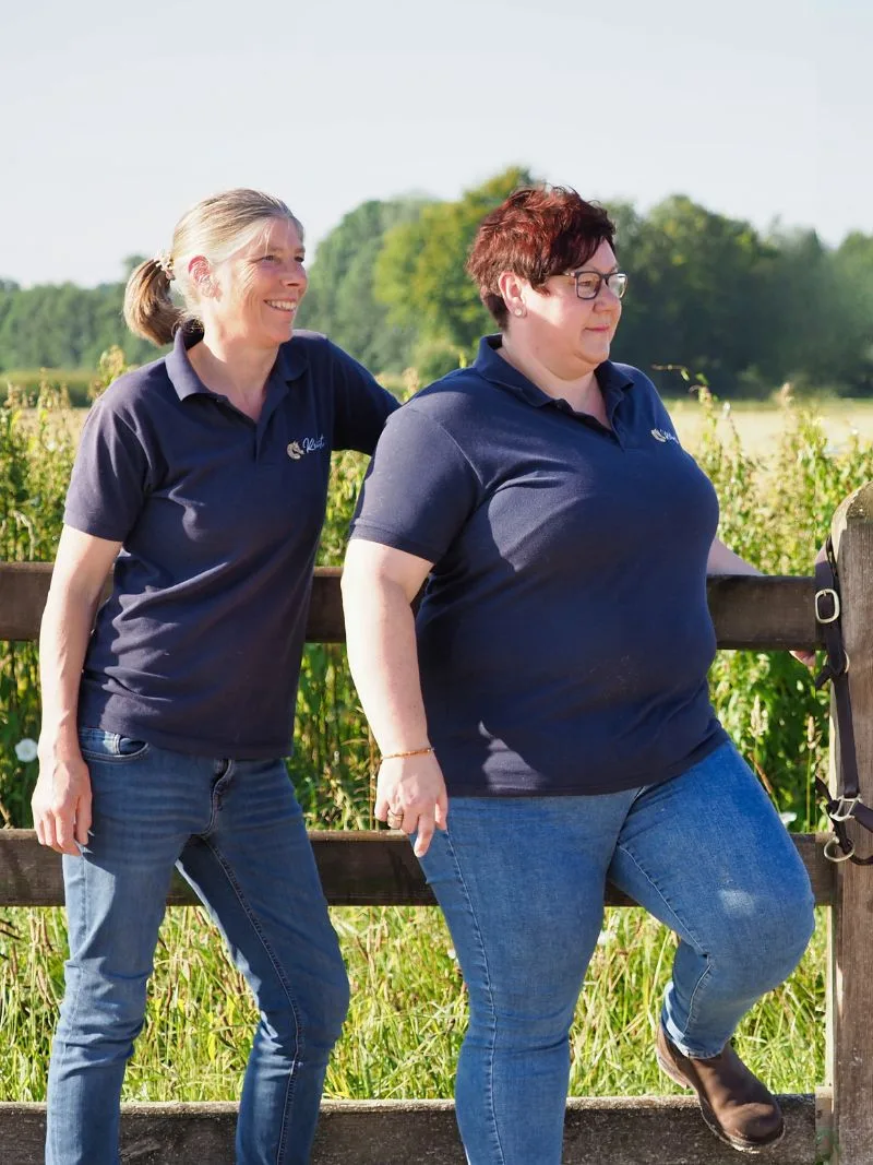 Jutta und Denise Beckmann stehen am Reitplatzzaun