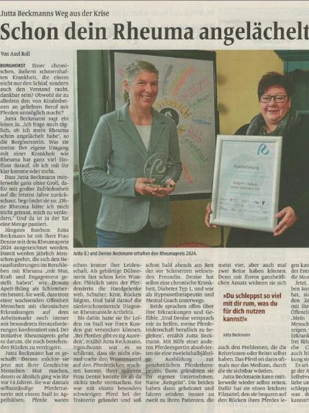 Ein Zeitungsartikel mit zwei Frauen, die Urkunde und Pokal halten.