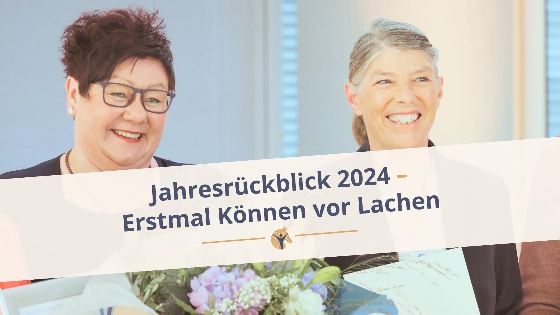 Bloggrafik Jahresrückblick 2024: Jutta und Denise Beckmann mit einem Blumenstrauss in der Hand bei der Rheumapreisverleihung 2024