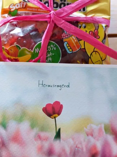Eine Tüte Süßigkeiten mit einer rosa Schleife.