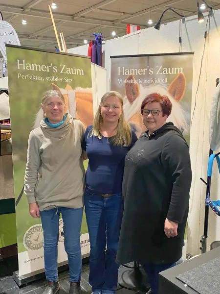 Eine Gruppe von Frauen steht vor einem Schild.