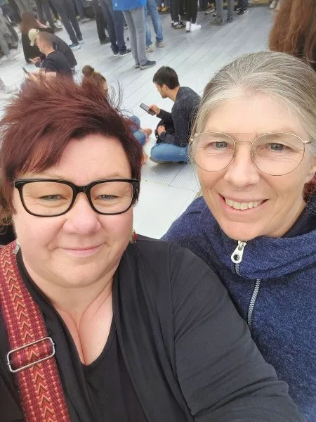 Zwei Frauen machen ein Selfie.