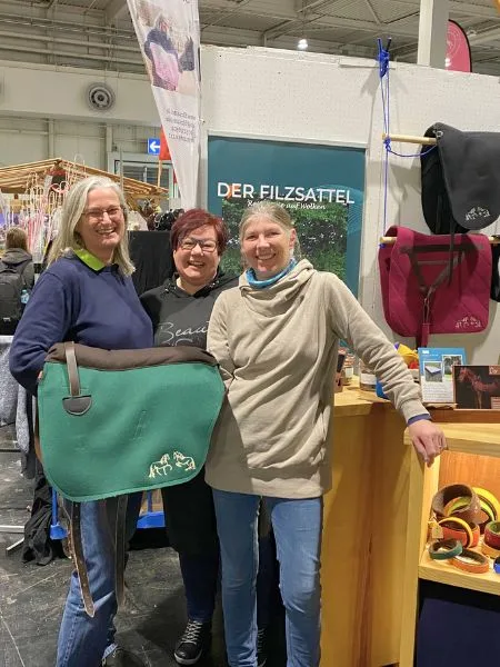 Eine Gruppe von Frauen vor einem Schild.