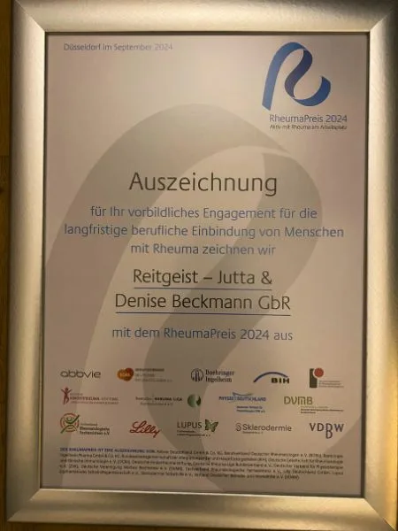 Eine Urkunde in einem silbernen Rahmen.