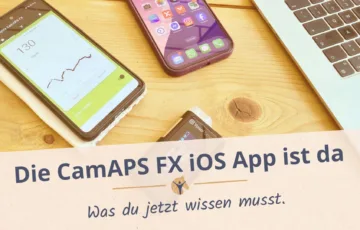 Bloggrafik: Zwei Smartphone, ein MacBook und eine Ypsopum auf einem Holztisch.