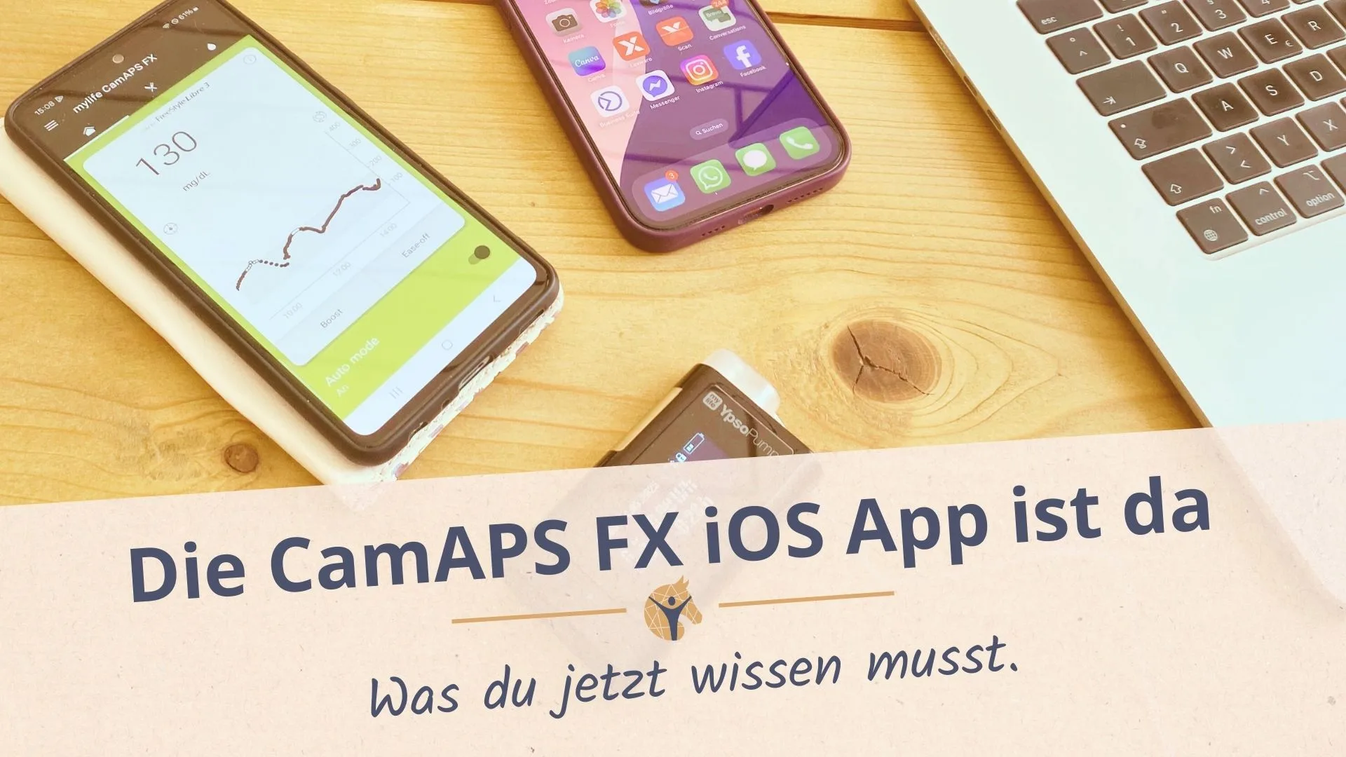 Bloggrafik zur Einführung der CamAPS FX IOS: Zwei Smartphones, eine Insulinpumpe und ein Laptop stehen auf einem Holztisch.