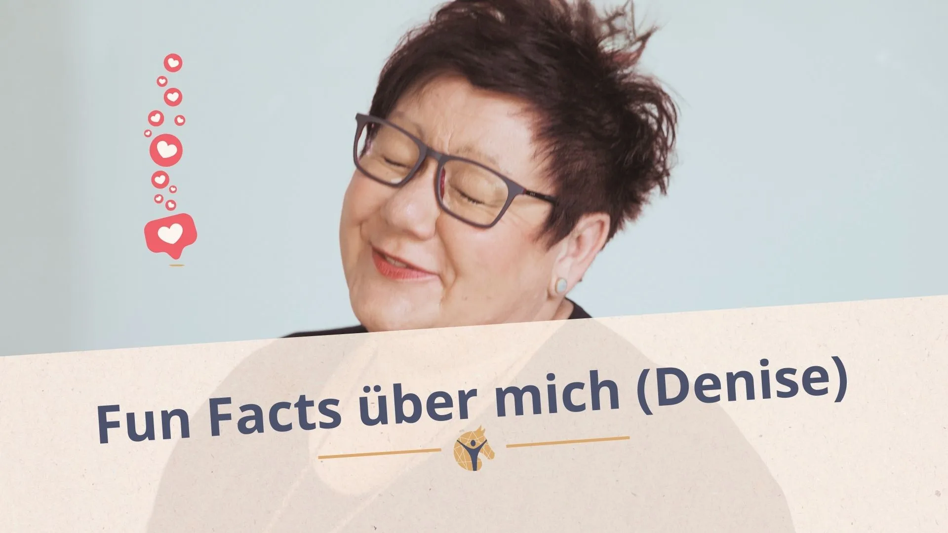 Bloggrafik: Grinsende Frau mit zugekniffenen Augen und Herchen