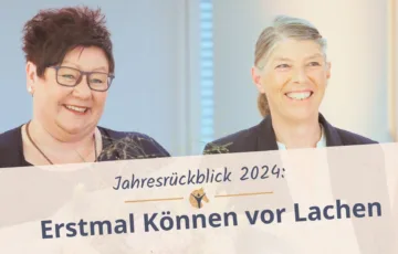 Bloggrafik Jahresrückblick 2024: Zwei Frauen mit einem Blumenstrauss in der Hand lächeln in die Kamera.