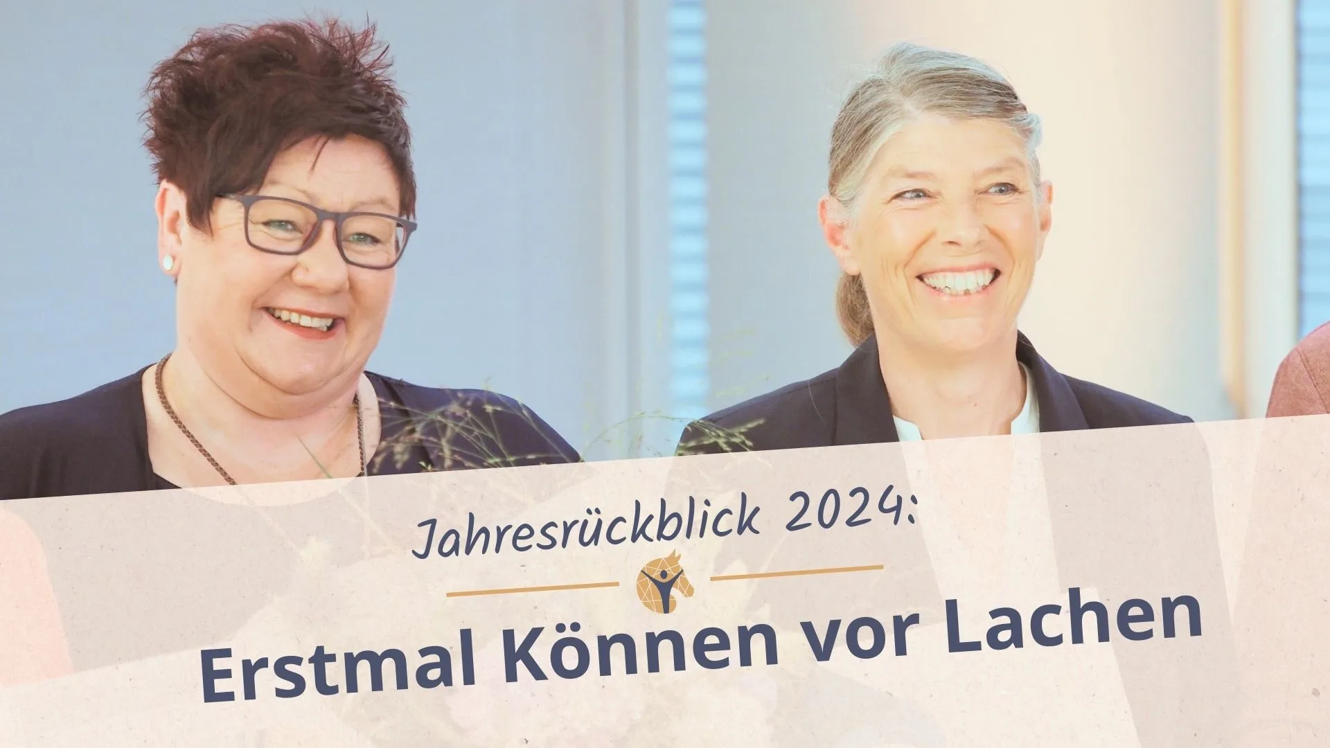 Bloggrafik Jahresrückblick 2024: Zwei Frauen mit einem Blumenstrauss in der Hand lächeln in die Kamera.