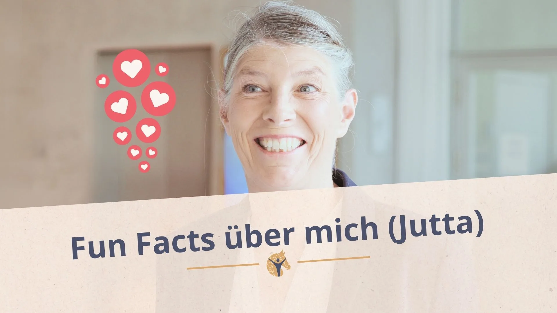 Bloggrafik: Eine lächelnde Frau mit Herzen