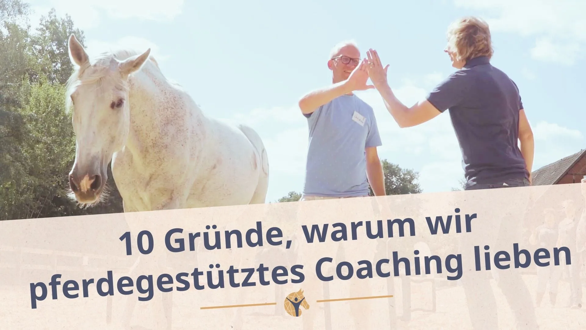 Bloggrafik: Warum wir pferdegestütztes Coaching lieben. Ein Mann und eine Frau stehen beim neben weißem Pferd und geben sich gegenseitig ein High Five.