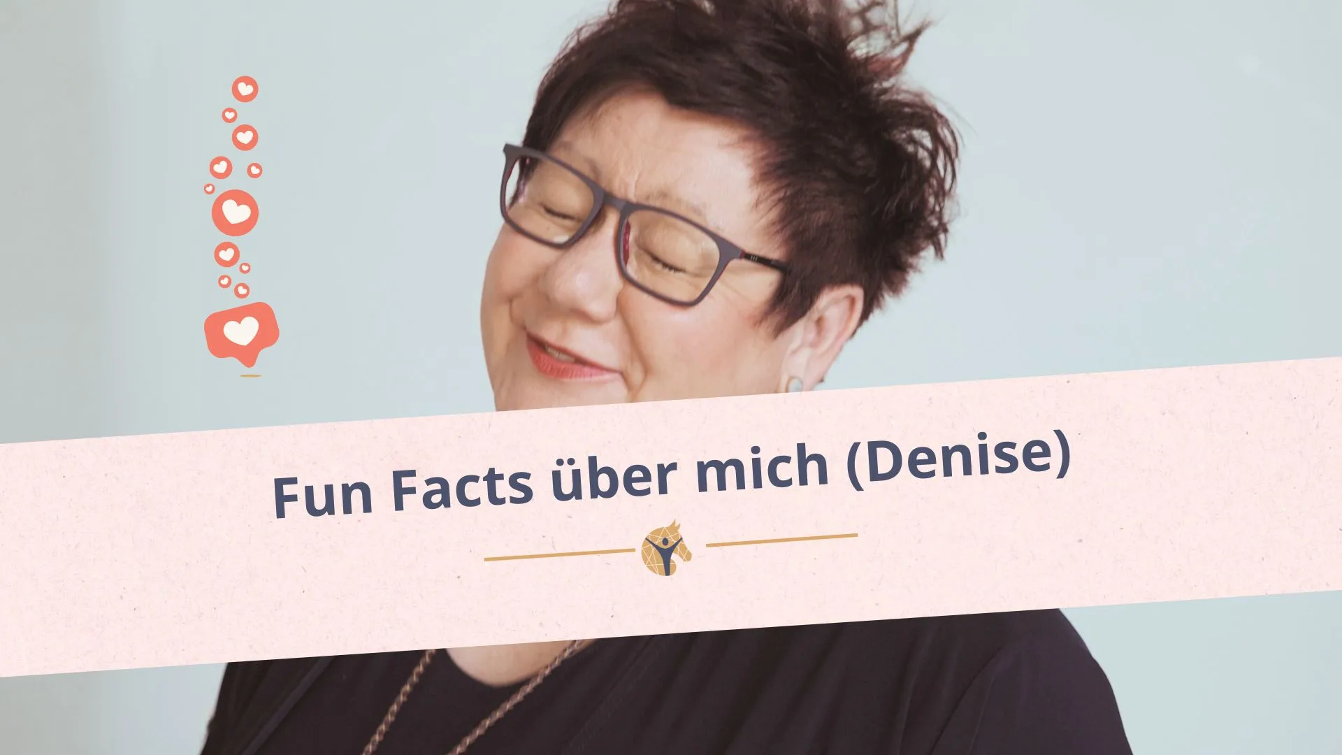 Bloggrafik: Grinsende Frau mit zugekniffenen Augen und Herchen