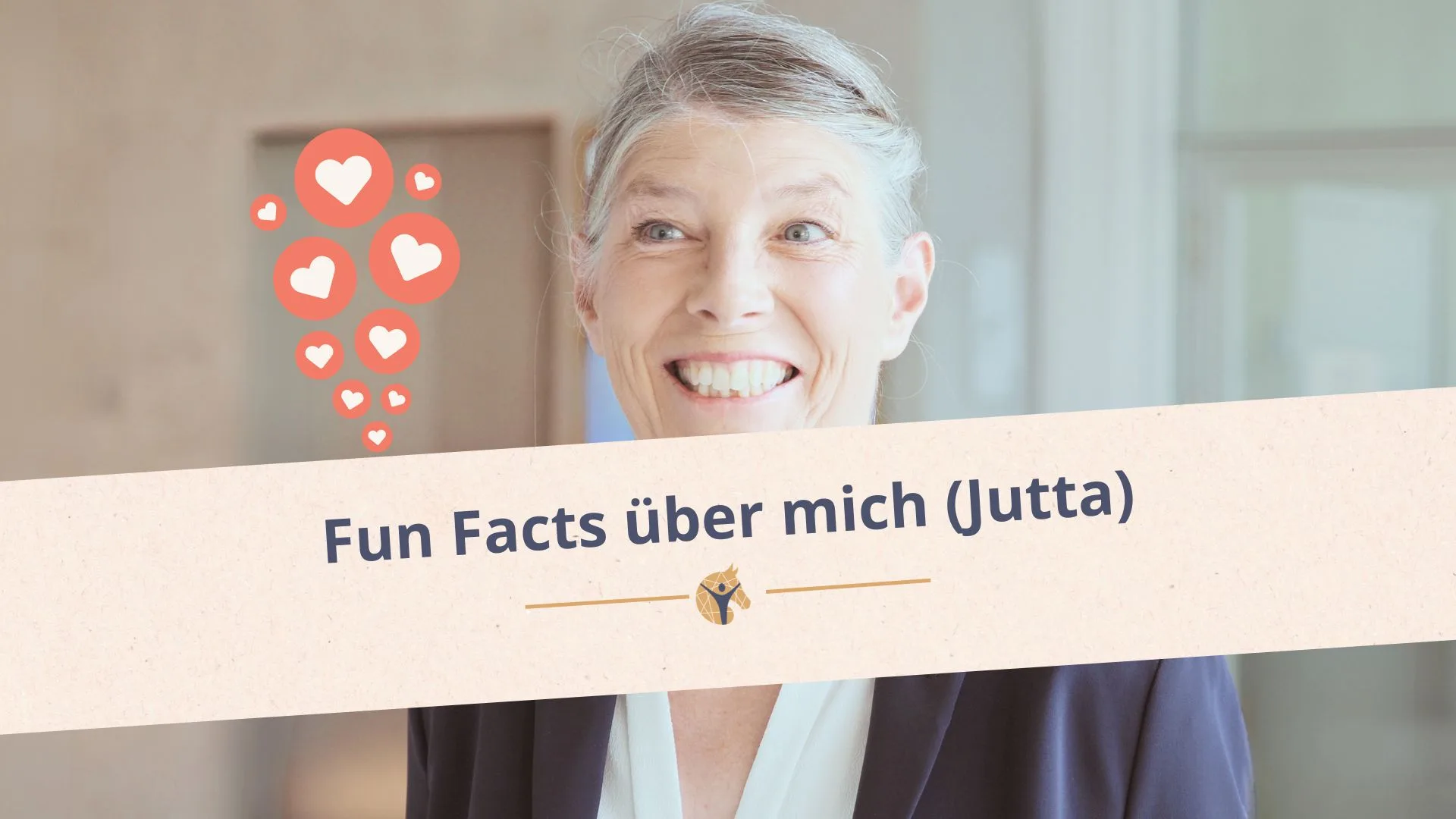 Bloggrafik: Eine lächelnde Frau mit Herzen