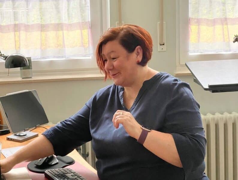 Denise Beckmann arbeitet an ihrem Computer