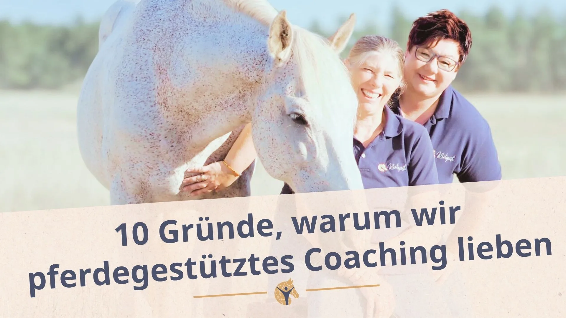 Bloggrafik: Warum wir pferdegestütztes Coaching lieben. Zwei Frauen stehen mit Schimmel auf einem Kornfeld und schauen in die Kamera.