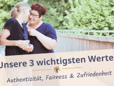 Bloggrafik: Unsere 3 wichtigsten Werte - Authentizität, Fairness und Zufriedenheit. Zwei Frauen stehen auf einer Brücke im grünen und albern herum.