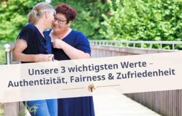 Bloggrafik: Unsere 3 wichtigsten Werte - Authentizität, Fairness und Zufriedenheit. Jutta und Denise Beckmann stehen auf einer Brücke im grünen und albern herum.