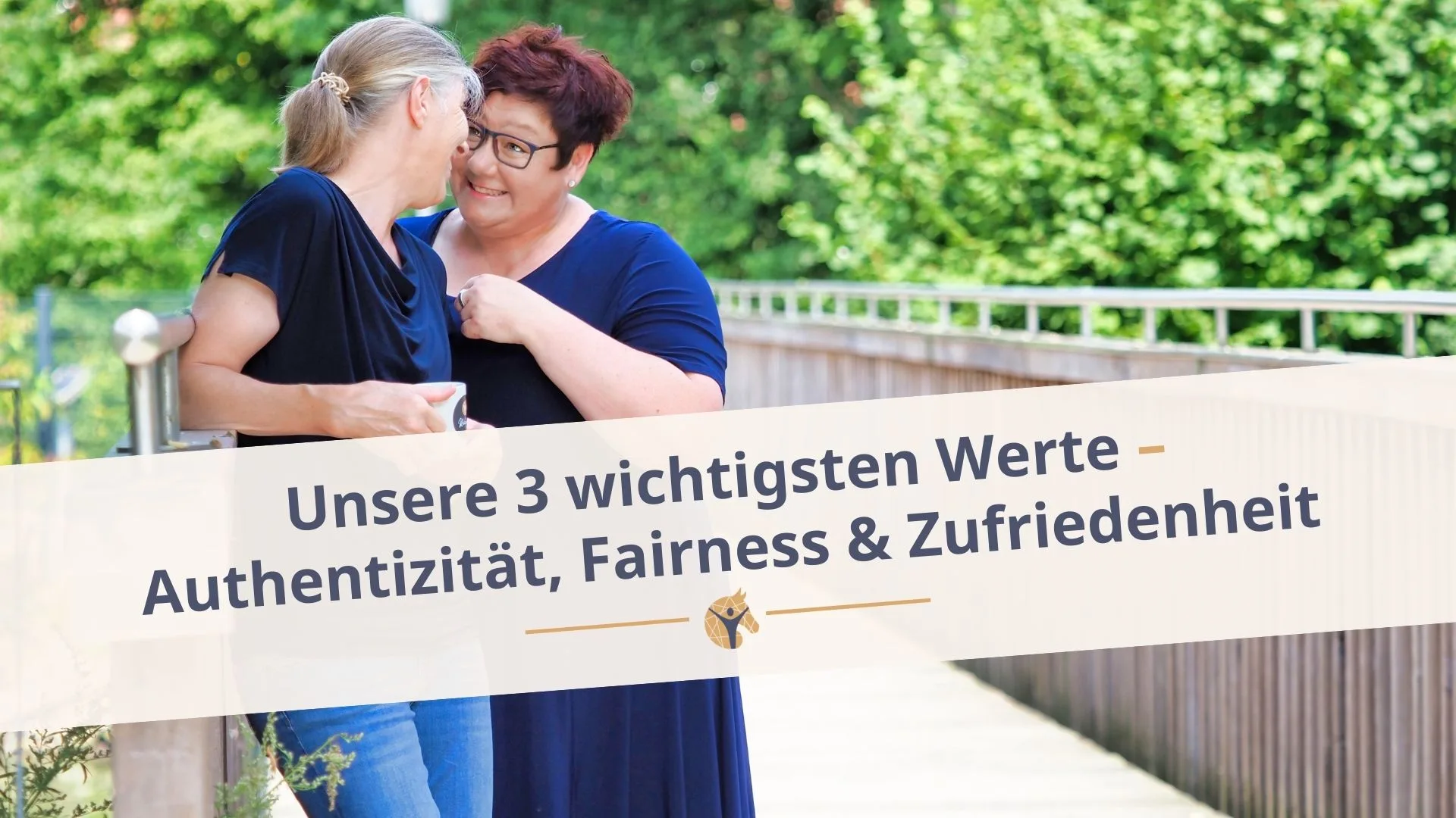 Bloggrafik: Unsere 3 wichtigsten Werte - Authentizität, Fairness und Zufriedenheit. Jutta und Denise Beckmann stehen auf einer Brücke im grünen und albern herum.