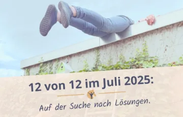 Bloggrafik 12 von 12 im Juli 2025. Ein Mensch liegt auf einem Flachdach.