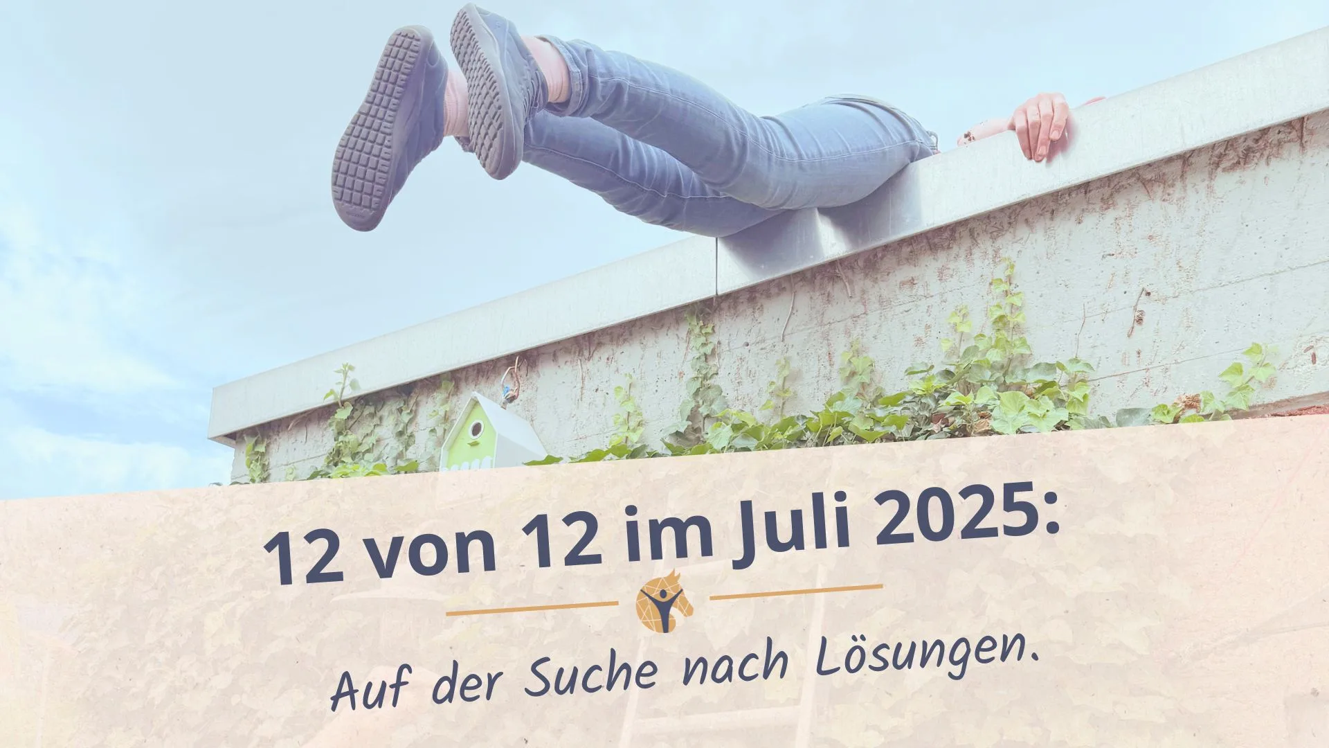 Bloggrafik 12 von 12 im Juli 2025. Ein Mensch liegt auf einem Flachdach.