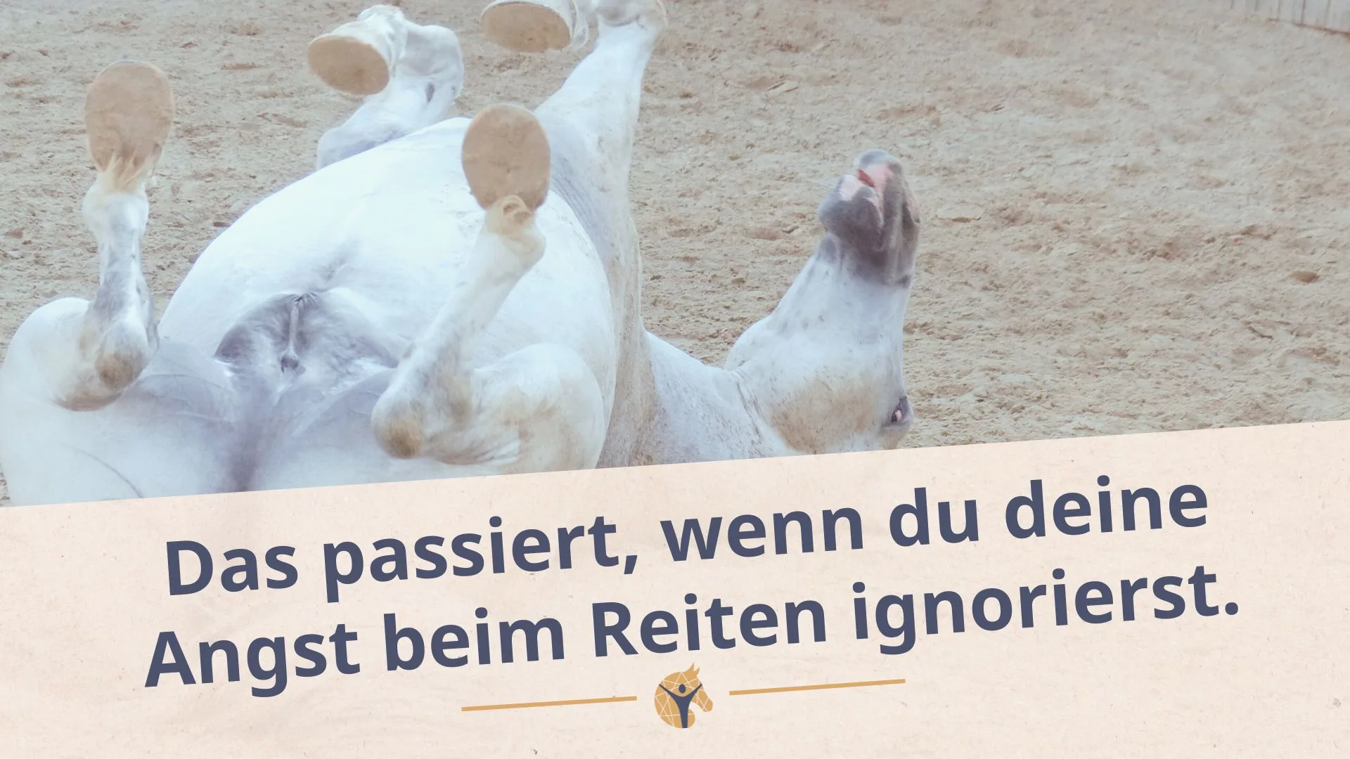 Bloggrafik Angst beim Reiten ignorieren. Ein PFerd liegt auf dem Rücken im Sand und strampelt.