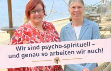 Blockgrafik: „Wir sind psycho-spirituell - und genau so arbeiten wir auch!“; Jutta und Denise Beckmann stehen vor einem See und lächeln in die Kamera.