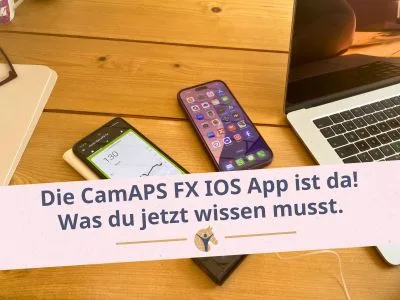 Blockgrafik: „Die CamAPS FX IOS App ist da! Was du jetzt wissen musst.“; verschiedene technische geräte liegen auf einem Holztisch