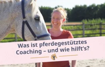 Blockgrafik: „Was ist Pferdegestütztes Coaching“; Eine Klientin lächelt den PRE Schimmel Nino an.