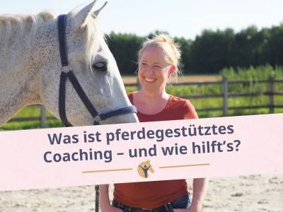 Blockgrafik: „Was ist Pferdegestütztes Coaching“; Eine Klientin lächelt den PRE Schimmel Nino an.