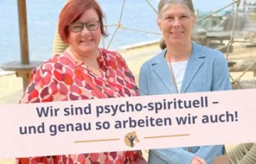 Bloggrafik: Wir sind psycho-spirituell. Zwei Frauen stehen vor einem See und schauen in die Kamera.