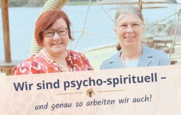 Bloggrafik: Wir sind psycho-spirituell. Zwei Frauen stehen vor einem See und schauen in die Kamera.