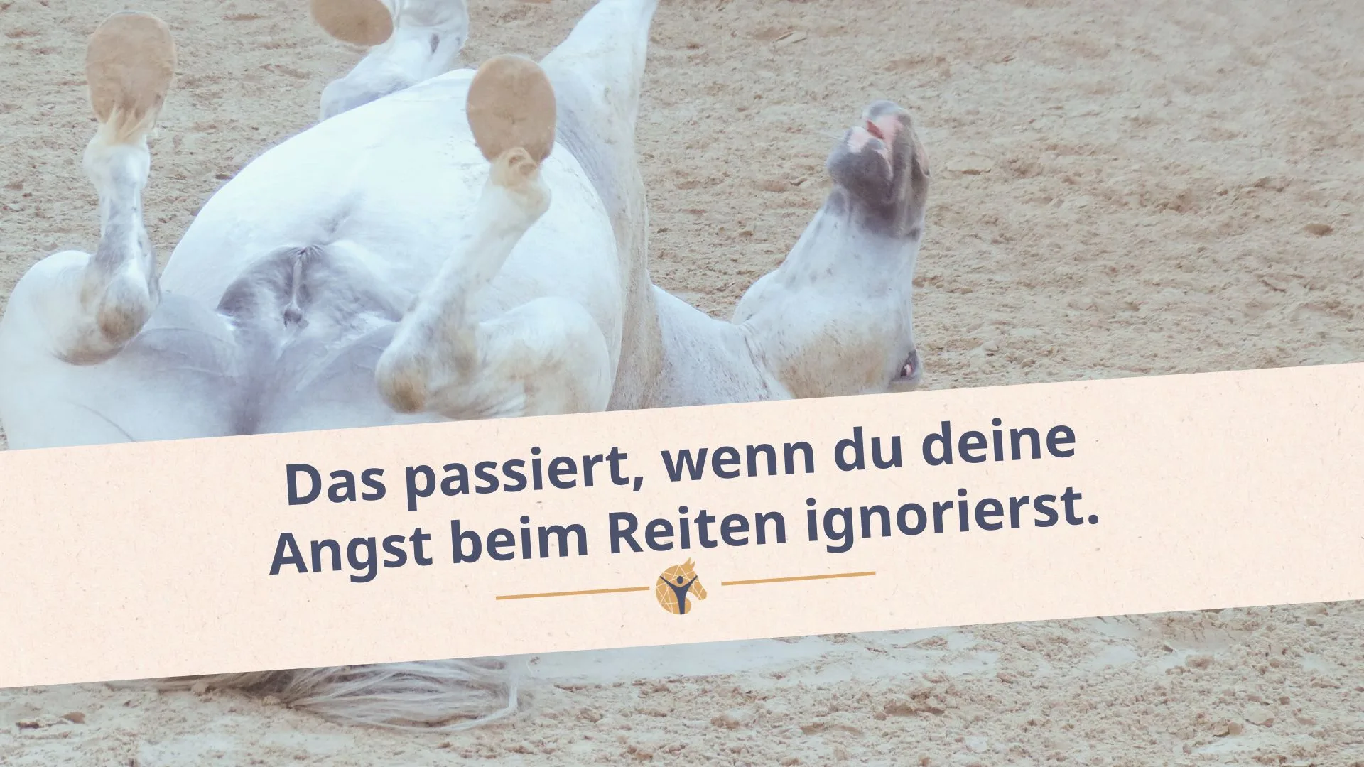 Bloggrafik_Angst beim Reiten ignorieren. Ein Pferd liegt auf dem Rücken im Sand und strampelt.
