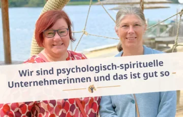Blockgrafik: Jutta und Denise Beckmann bekennen sich als psycho-spirituelle Unternehmerinnen und lächeln in die Kamera.