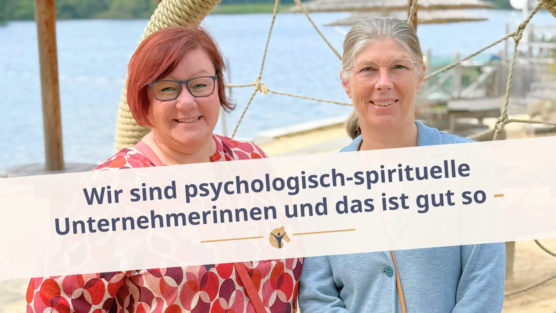 Blockgrafik: Jutta und Denise Beckmann bekennen sich als psycho-spirituelle Unternehmerinnen und lächeln in die Kamera.
