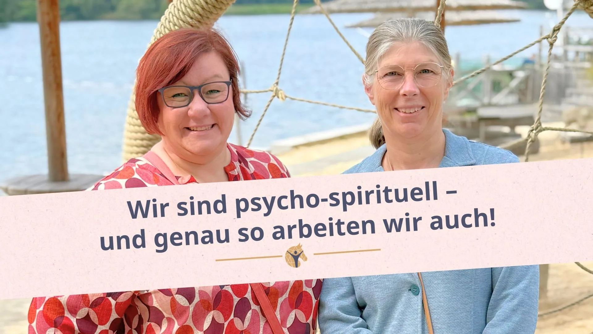 Bloggrafik: Wir sind psycho-spirituell. Zwei Frauen stehen vor einem See und schauen in die Kamera.