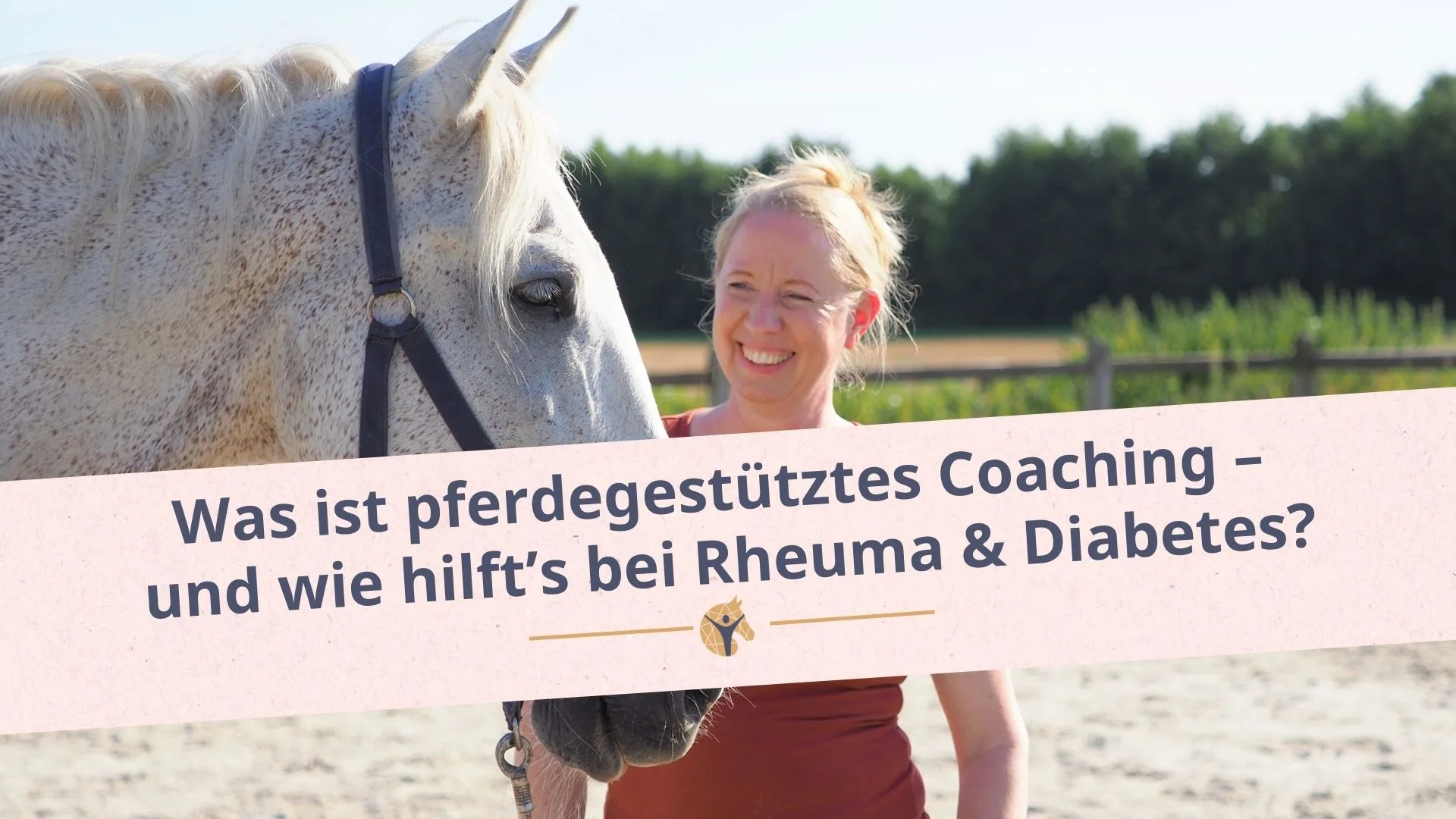 Bloggrafik: Was ist pferdegestütztes Coaching? Eine Frau lacht ein weißes Pferd an.