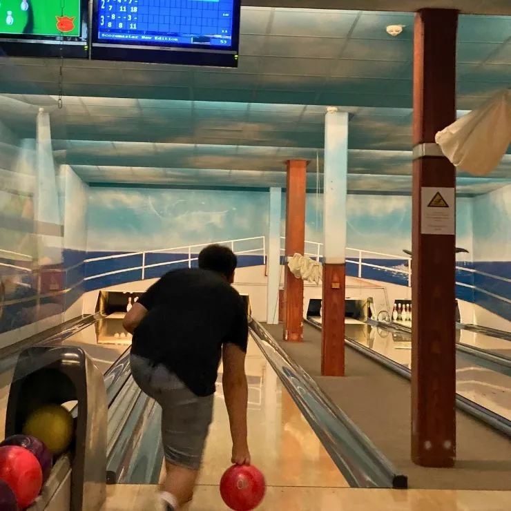 lukas rollt die bowlingkugel