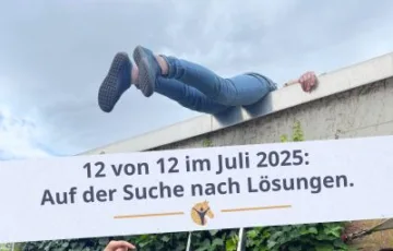 Bloggrafik 12 von 12 im Juli 2025. Ein Mensch liegt auf einem Flachdach.