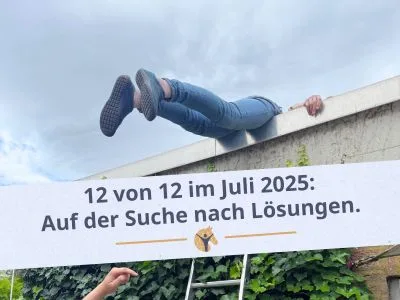 Bloggrafik 12 von 12 im Juli 2025. Ein Mensch liegt auf einem Flachdach.