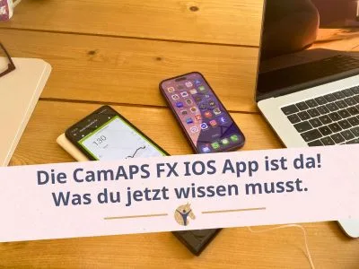 Bloggrafik: Zwei Smartphone, ein MacBook und eine Ypsopum auf einem Holztisch.